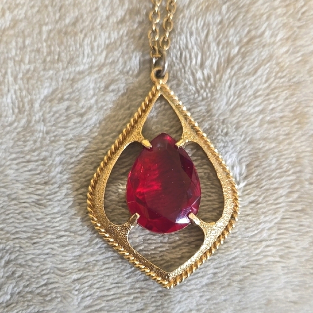 #115 Vintage SARAH COV Gold Tone Necklace with Red Gemstone - Picture 2 of 4